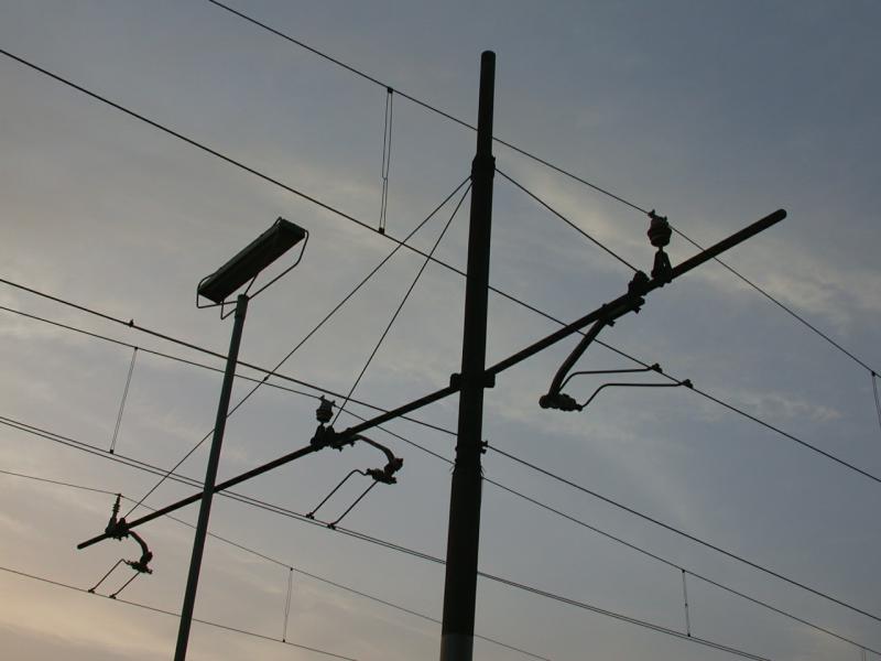 Italienische Stationsfahrleitung in Riccadi/Kalabrien. (05.08.2002)