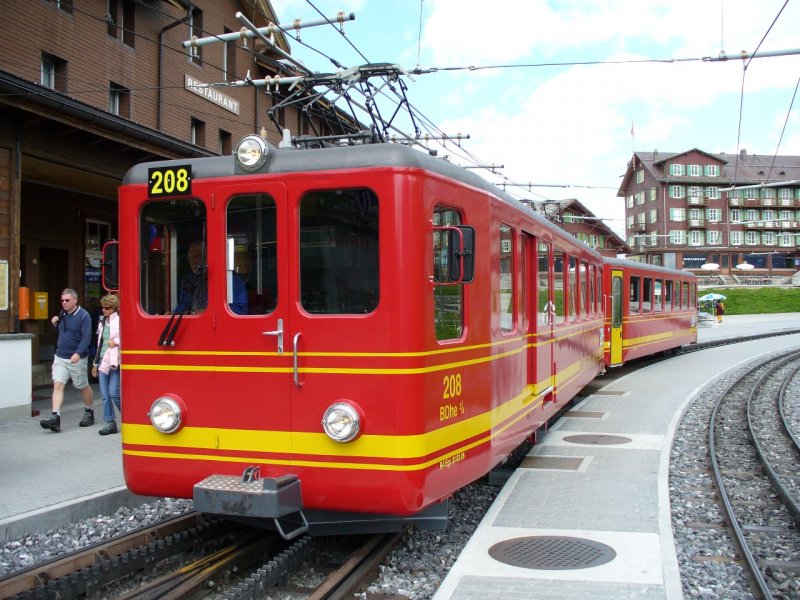 JB - Zahnradtriebwagen BDeh 4/4 208 mit Steuerwagen Bt 32 in den neuen Jungfraubahn Farben in den Bahnhof der Kleinen Scheidegg am 16.06.2007