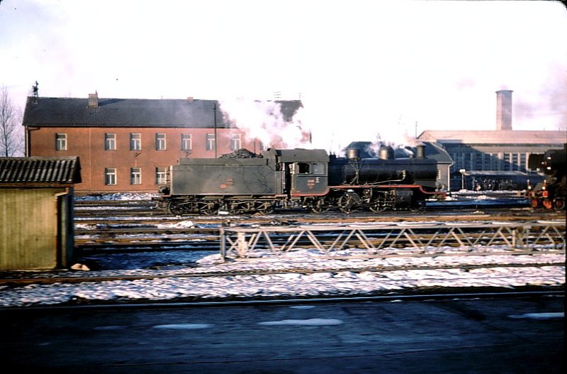 JZ - eine kleine Lok der Baureihe 20 wartet in Vinkovci auf weitere Dienste, 5.Januar 1970.