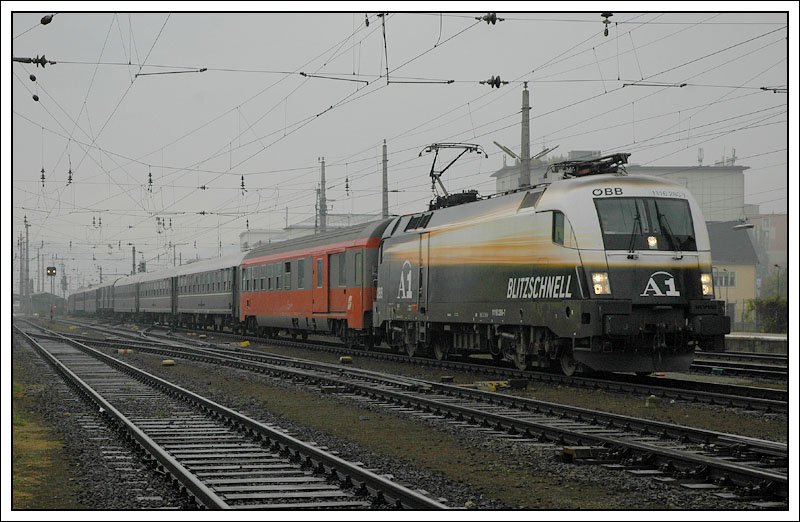 Kann das Wetter noch schlechter sein? D 16297 von Wien nach Laibach (respektive bis Spielfeld) bei der Ausfahrt aus dem Grazer Hauptbahnhof am 5.10.2007.