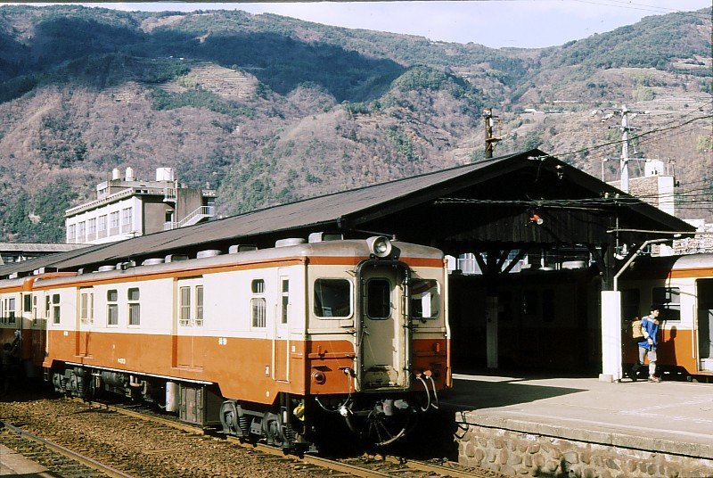 KINI 17 (キニ17): Gepäck- und Posttransporte: Diese werden schon lange nicht mehr mit der Bahn durchgeführt; dafür gibt es in Japan ein äusserst engmaschiges und kundennahes Kurierdienstwesen. Hier sieht man noch den Gepäcktriebwagen KINI 17 3 (キニ 17 3) (KI キ =Dieseltriebwagen,NI ニ =Gepäcktransport);5 KINI 17-Triebwagen  entstanden 1966/7 aus alten Personentriebwagen und wurden bis 1982 ausgemustert. Awa Ikeda auf der Insel Shikoku, 1.Januar 1979. 