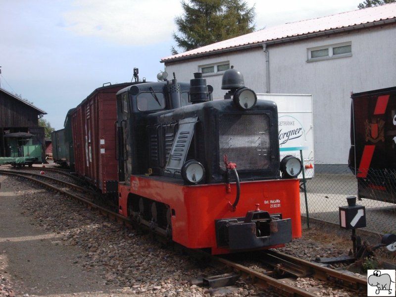 Kleine Rangierlok der Museumsbahn Schnheide vor den Lokschuppen am 11. September 2004 in Schnheide.