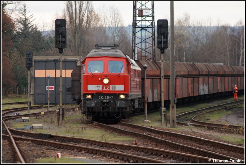 Kohle-Umleiter auf der KBS 525: 232 228 und 448 fllen am Mittag des 25.11.07 im Bf Kchwald die Bremsleitungen des Kohleleerzuges mit Druckluft, um die baldige Rckfahrt antreten zu knnen.