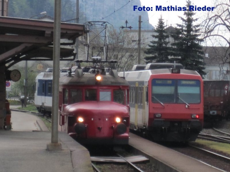 Kreuzung im Bahnhof Klus mit dem RBDe 207  Balsthal  welcher als Regelzug auf dem Weg nach Oensingen ist und der RBe 2/4 202 als Extrazug nach Balsthal am 18.04.09