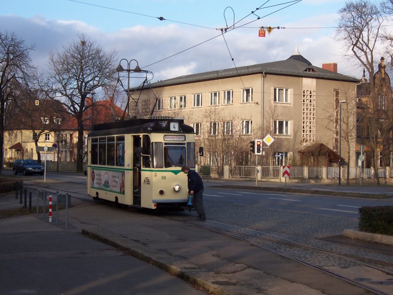 Kreuzung Theaterplatz I:
Reko-TW 50 kommt als Dienstfahrt vom Depot am Theaterplatz an. Da die Ausweiche z.Zt auf Durchfahrt festgestellt ist, muss die Weiche per Hand umgelegt werden.