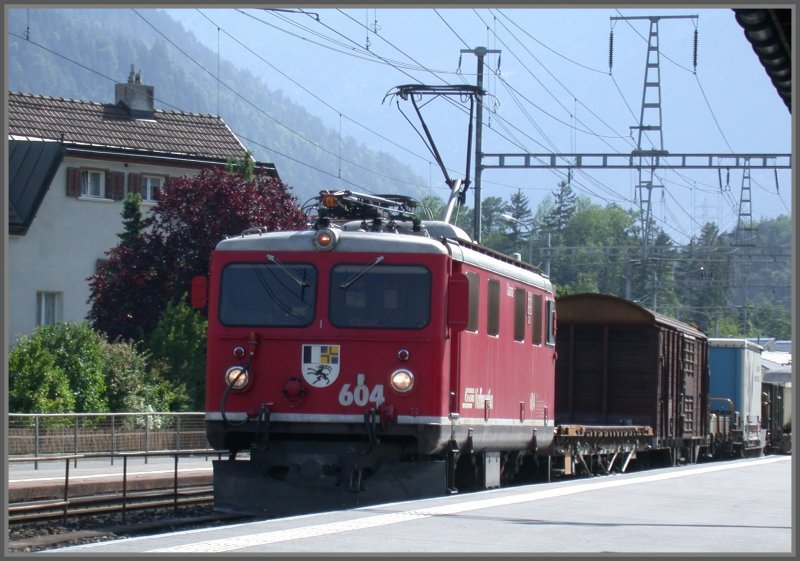 Kurz nachdem der Normalspurzug auf dem linken Gleis Domat/Ems verlassen hat, erscheint die Ge 4/4 I 604  Calanda  mit einem Gterzug ebenfalls in Richtung Chur. Mit etwas Glck erwischt man beide Gterzge in Parallelfahrt. (24.05.2007)