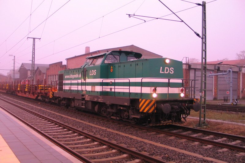 LDS GmbH steht hier im Morgengrauen mit der grnen Rose vor einem Schienenzug in Schwerin zur Abfahrt bereit. 11/2006