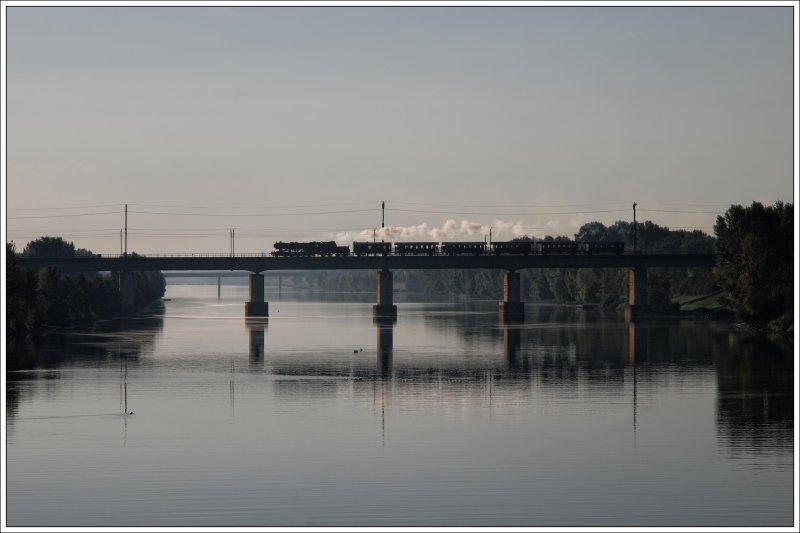 Leider den Regler etwas zu frh geschlossen. 52.4984 mit ihrem Sdz R 16596 von Wien nach Zisterstdorf , am 4.10.2009 bei der Querung der Neuen Donau in der Wiener Lobau.