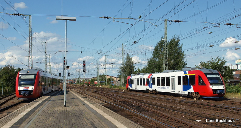 Links ist ein LINT 41 der SHB als SHB 80787 aus Bsum bei der Einfahrt in Neumnster zu beobachten und rechts wartet immer noch ein LINT 41 der Nordbahn auf die Fahrtfreigabe. Aufgenommen am 22.08.09.