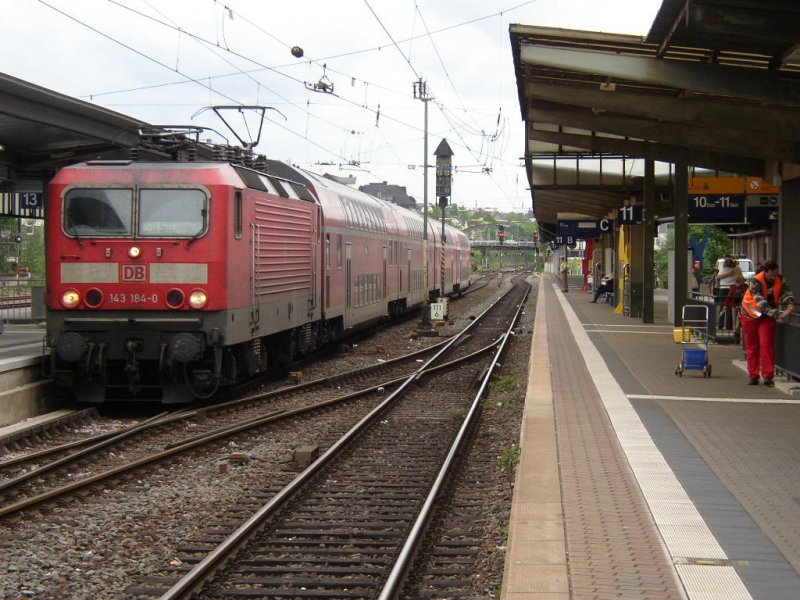 Links fhrt gerade deer RE von Saarbrcken nach Koblenz ein. Er wird immer von einer 143er gezogen und meitens sind 4 Dosto dran. 14.05.07