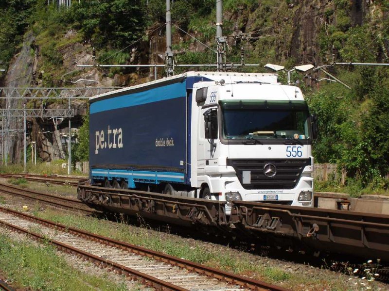 LKW auf einem Zug der Rollende Landstrstrasse in Iselle.