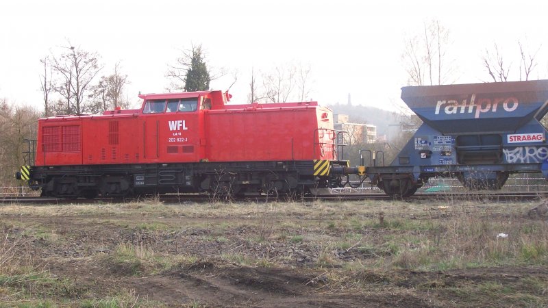 Lok 15 (202 822-3) der WFL bei Bauarbeiten am 04.04.2009 in Bad Freienwalde.