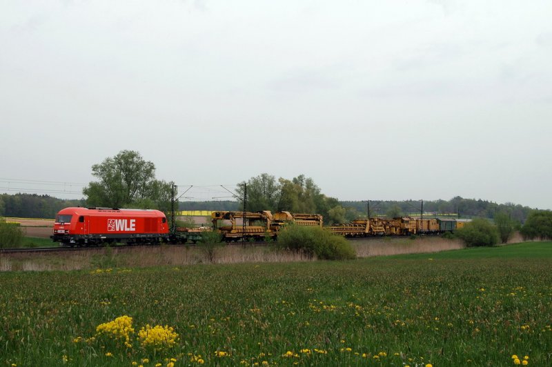 Lok 22 der WLE mit einem Bauzug bei Mammendorf (24.04.2007)