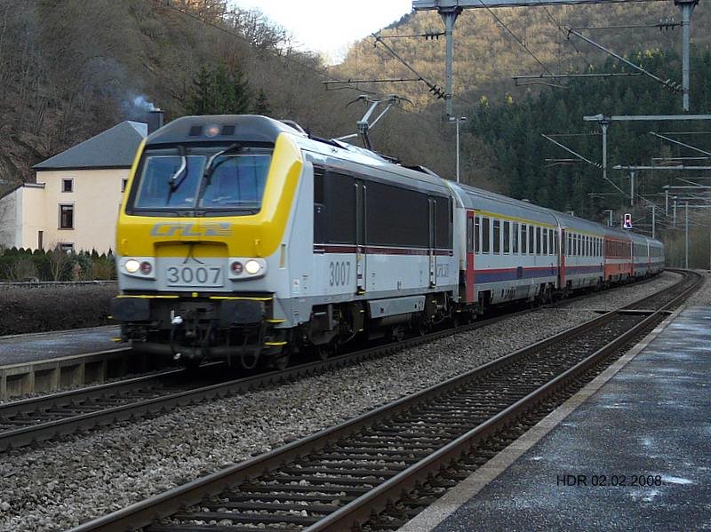 Lok 3007 mit IR 116 in Richtung Lttich braust durch den Bahnhof von Goebelsmhle am 02.02.08.