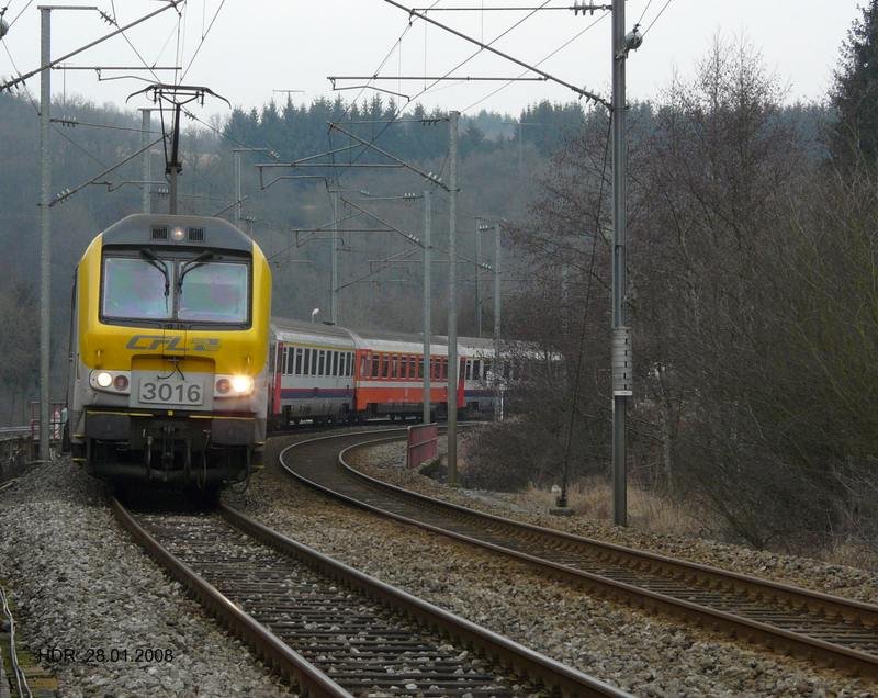 Lok 3016 mit IR 117 aus Clervaux kommend, aufgenommen in der Nhe von Enscherange am 28.01.08. 