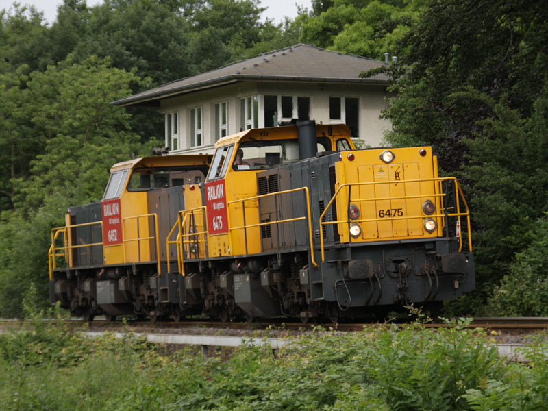 Lok 6475 und 6492 der DB Schenker Rail Nederland N.V. am 19.06.2009 auf der Angertalbahn (Ratingen - Wlfrath) in Hhe der ehemaligen Abzweigstelle Anger auf dem Weg nach Rohdenhaus. 

Anmerkung:ohne Einsortierung meinerseits landet u.a. auch diese Aufnahme unter Deutschland / Strecken / ex KBS 228f (Angertalbahn)
Bahnbilder.de scheint sich auch die Informationen aus der Enzyklopdie des Halbwissens ( Wikidingsbums) zu besorgen. Schleierhaft ist mir wie man auf ex KBS 228f kommt.