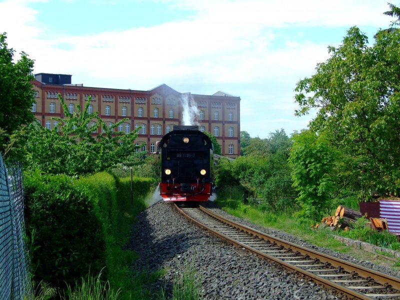 Lok 997235-7 der HSB bei der ausfahrt aus Nordhausen. Die Lok war frher eine Eisfelder Maschiene. Und in der nhe vom Stausee Ratscher im Einsatz. Um genau zu sein in Schnbrun.