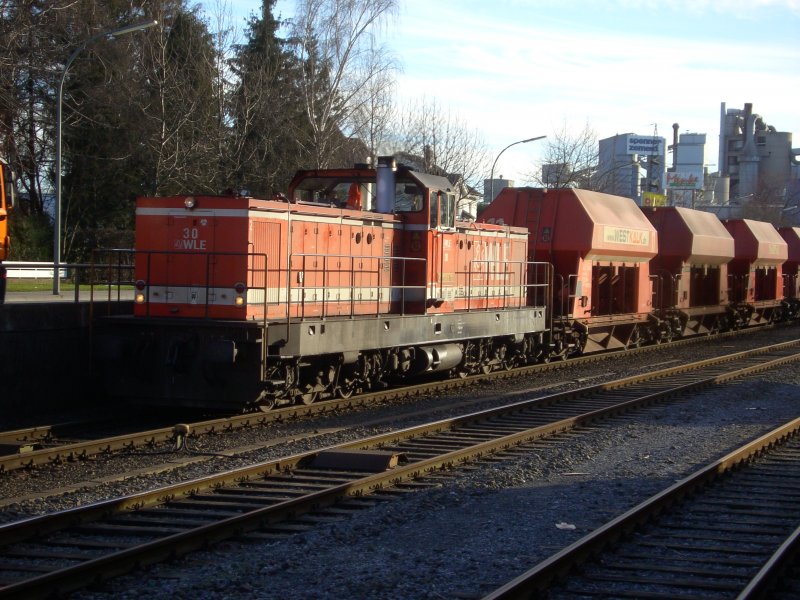 Lok WLE 30  Helmut Elliger  mit einem Kalkzug im Bahnhof Erwitte vor der Weiterfahrt nch Lippstadt. (11.02.08)