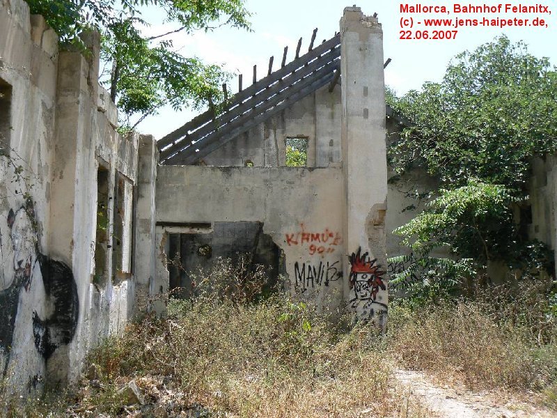 Mallorca, Bahnhof Felanitx. Die Reste des ehemaligen zweigleisigen Rechecklokschuppens befinden sich verborgen in ppigen Grn. Foto: 22.06.2007