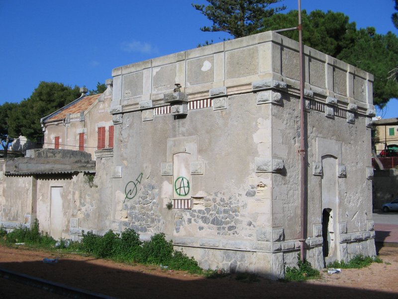 Mallorca/Arta,03.01.06,Bf.Arta,das Unterteil vom Wasserturm.