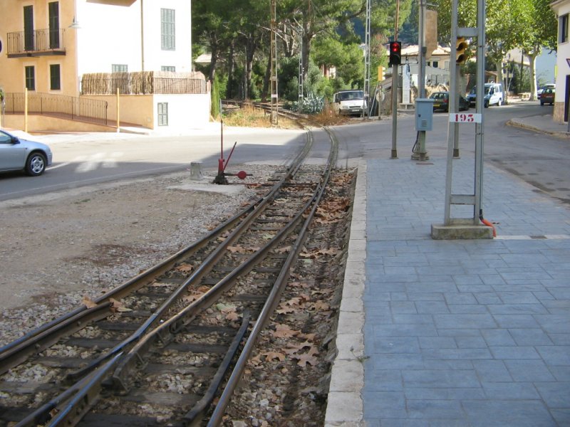 Mallorca,Bahnhof Bunyola,06.11.06,Ausfahrt Richtung Soller.