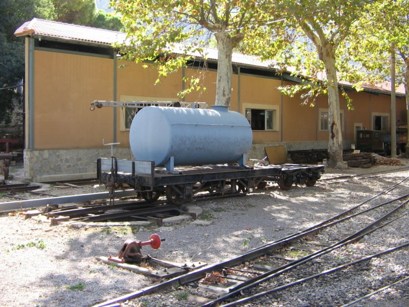 Mallorca/Soller,06.11.06,Kesselwagen im Bf.Soller.