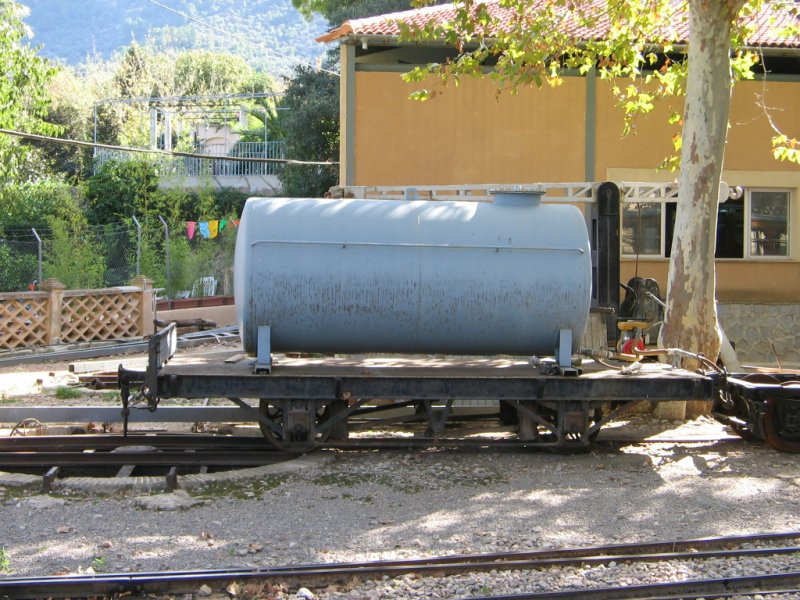 Mallorca/Soller,06.11.06,Kesselwagen im Bf.Soller.