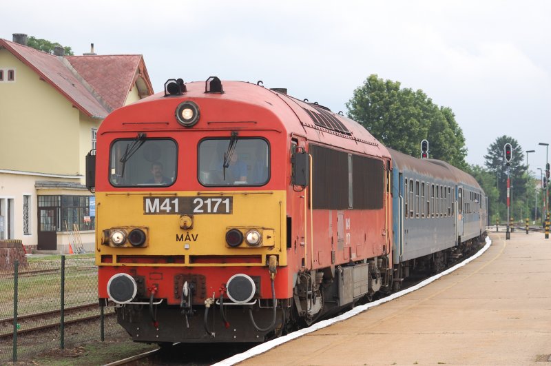 MAV 412171 in Balatonfred Richtung Tapolca (05.06.08)