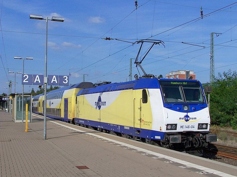 ME 146-04 fhrt ausserplanmig an gleis 3 in Lneburg ein. Hier wir der ME nach Hamburg von einem ICE1 berholt. 20.09.08