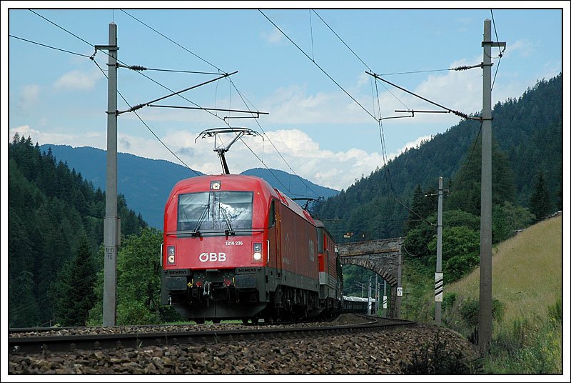 Mein Totalverhau des D 13469 „Venice – Simplon-Orient Express“. Ich wollte diesen Zug von einer erhhten Position aus fotografieren, den so sieht man den schen Wagensatz dieses Zuges absolut nicht. Leider hat er mich dann aber etwas berrascht, daher blieb mir nur diese Notschlachtung. Die Aufnahme entstand in der Gemeinde Wolf auf der Brenner Nordrampe am 27.7.2007. An der Spitze war 1216 236.