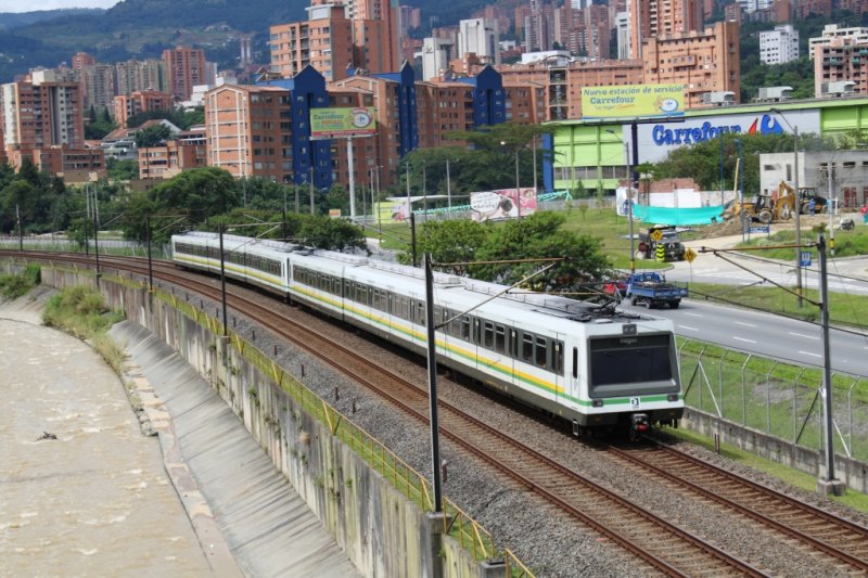 Metro Medellin,
Einfahrt Bahnhof Ayur
03.07.2009