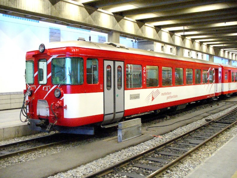 MGB - 2 Kl. Steuerwagen Bt 2254 mit neuen Schwing - Tren im Bahnhof von Zermatt am 18.04.2007