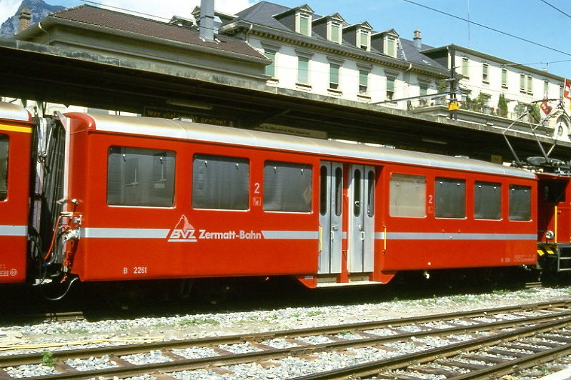 MGB exBVZ B 2261 am 02.08.1994 in Brig - 2. Klasse-Mitteleinstiegswagen - Baujahr 1955 - SIG - Gewicht 11,50t - Sitzpltze 52 + 25 Stehpltze - LP 13,57m - zulssige Geschwindigkeit km/h 80 - Logo BVZ neu gro - 4=23.06.1988 - Lebenslauf: ex C4 131 II - 1960 B4 2241 I - 1965 B 2261 - Hinweis: Die Fahrzeugserie bestand aus 16 Wagen mit den Nummern 2261 bis 2276.
