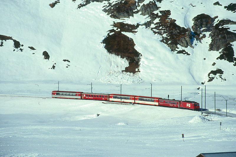 MGB FO-GLACIER-EXPRESS 906 von Zermatt nach St.Moritz am 14.02.1992 kurz vor Obreralppass-Calmot mit FO-Zahnrad-E-Lok HGe 4/4II 105 - RhB WR 3815 - FO AS - FO AS - RhB B - BVZ AS. Hinweis: FO/BVZ-Fahrzeuge in alter Lackierung. Hinweis: alle Fahrzeuge noch in alter Lackierung. 1992 verkehrte im Winter nur ein Glacier-Express Zugpaar tglich.

