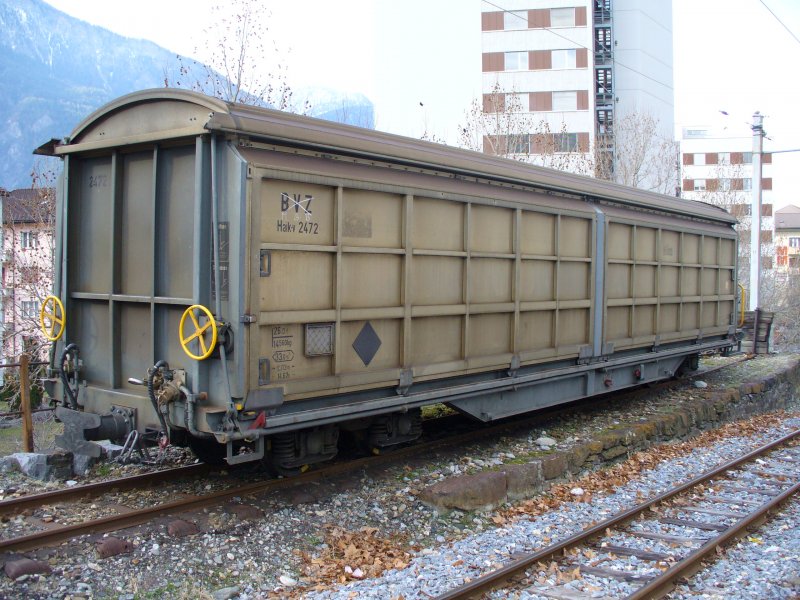 MGB Gterwagen Haik-v 2472 Abgestellt im Gterbahnhof von Brig am 10.03.2007 noch mit Beschriftunhg BVZ  