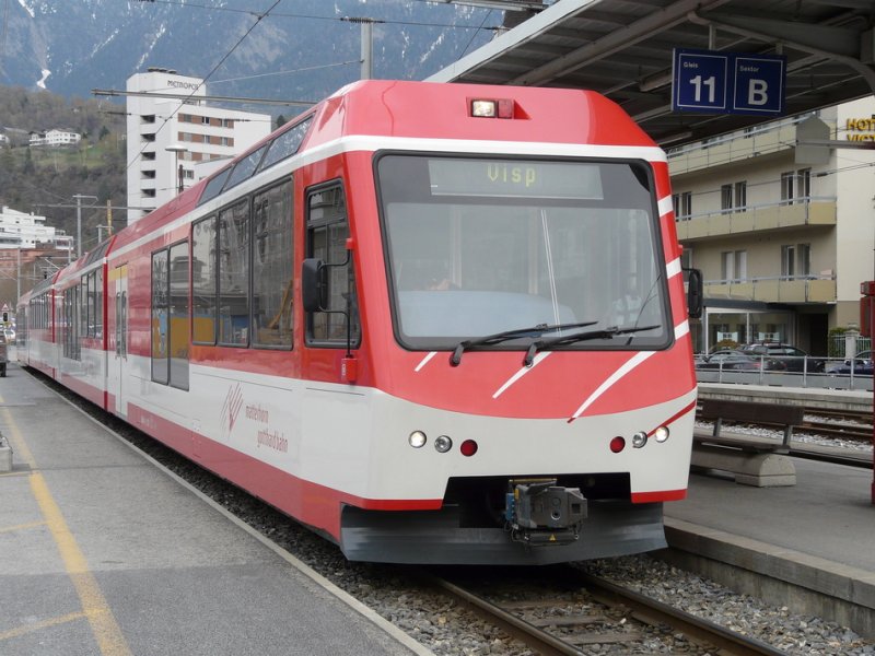 MGB - Triebwagen ABDeh 4/10  2011 als Regio nach Visp im Bahnhof von Brig am 08.04.2009