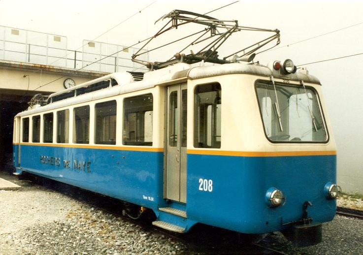 MGN = Montreux - Glion - Roches de Naye .. Zahnrad Triebwagen Bhe 2/4 208 im  Endbahnhof auf dem Roches de Naye im Juli 1986