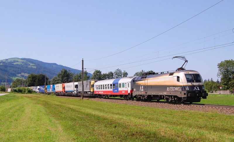 Mit 75 Minuten Versptung ist am 16.07.2009
die 1116 280 mit dem Rola 41411 in
Micheldorf durchgefahren.
