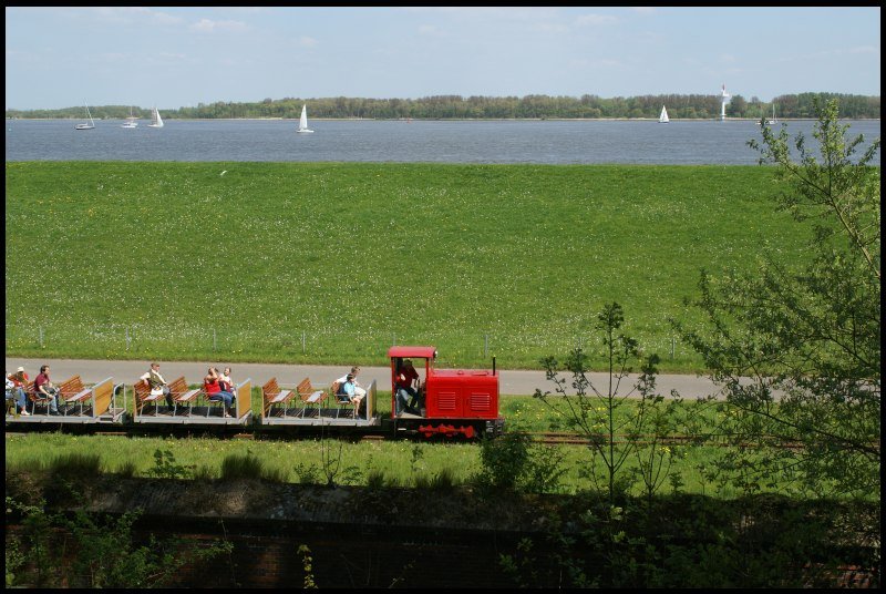 Mit der Feldbahn am Deich entlang.
Am 04.05.2008 boten die  Eisenbahnfreunde Grauerort e.V.  Fahrten rund um die ehmalige Festung  Grauerort  an.
Beim Blick von der Festung , die an diesem Tag ihre Tore ffnete, bot sich der Blick auf die Feldbahn mit der Elbe im Hintergrund an.