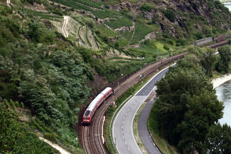 Mit einer Regionalbahn nach Bingen ist eine 143 am 08. August 2008 bei Oberwesel unterwegs.