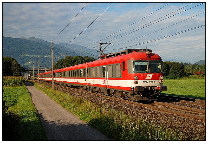 Mit Triebkopf 4010 016 voraus, IC 515  Therme Nova Kflach  (Innsbruck Hbf - Graz Hbf) im Licht der aufgehenden Sonne am 25.8.2008 kurz vor Schwaz in Tirol aufgenommen. Fr mich verdammt rgerlich, dass ich den STA genau in den Mast gesetzt habe.