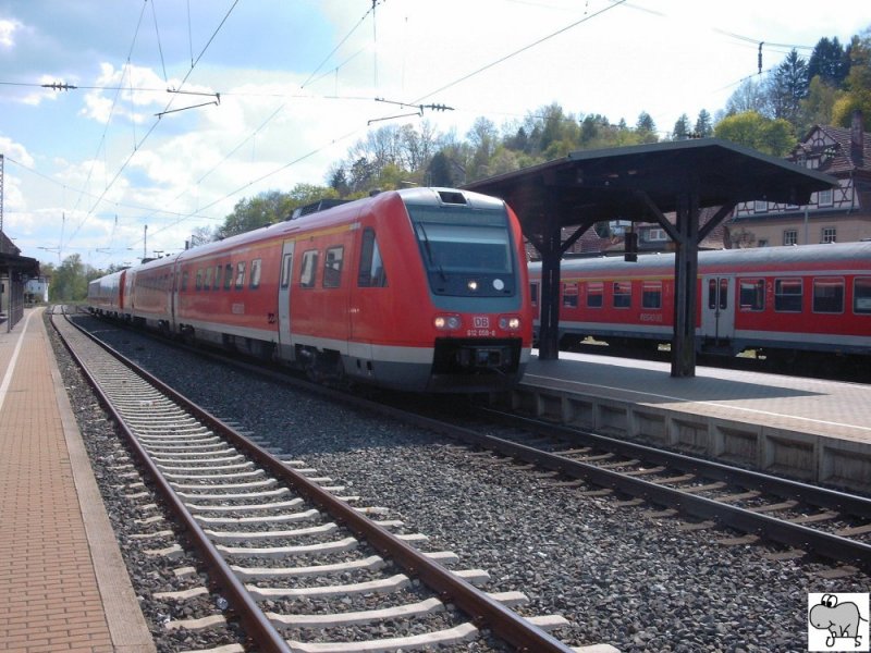 Mit zehnmintiger Versptung trifft der Regionalexpress (RE) 3048 Lichtenfels-Saalfeld am 4. Mai 2008 um 15.26 im Kronacher Bahnhof ein.