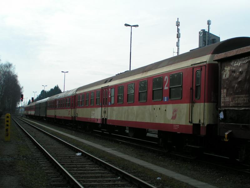 Mitteleinstiegs-Schlieren  Erlebnisbahn  bereitgestellt fr Militrtranport am 26.3.2003 