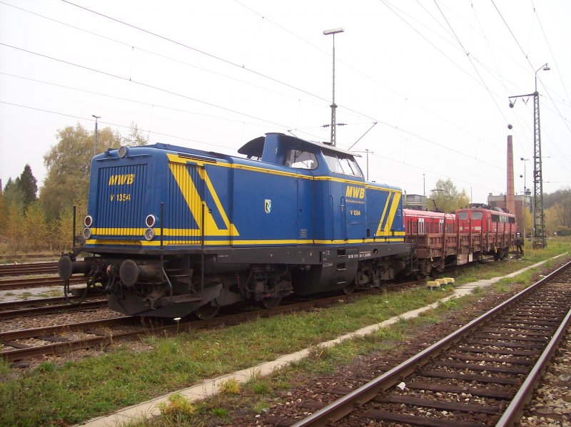 Mittelweserbahn V 1354 (ehemalige BR V 100) samt Rungenwagen abgestellt am ehemaligem Rosenheimer Bw. Aufgenommen am 27.10.07.