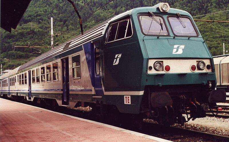Moderner Nahverkehrs-Steuerwagen der FS im Mai 2000 in Tirano