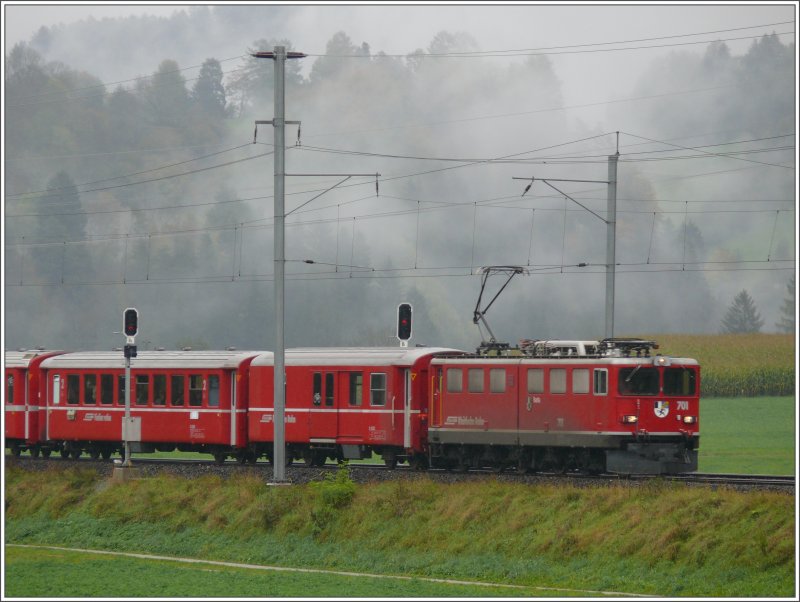 Morgennebel in Castrisch. Ge 6/6 II 701  Rtia  mit RE nach Disentis. (04.10.2007)