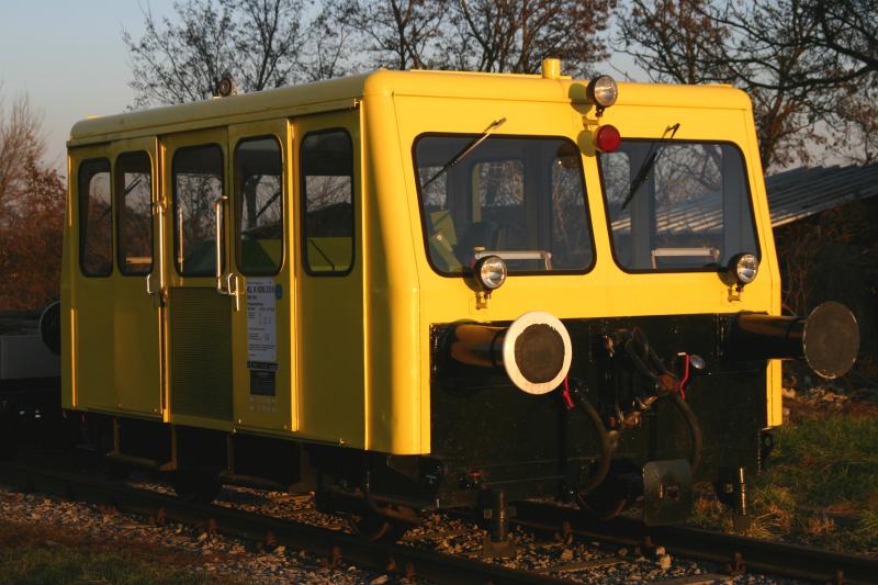 Motorbahnwagen X626.209 am 11.12.2005 im Bahnhof der burgenlndischen Landeshauptstadt Eisenstadt. 