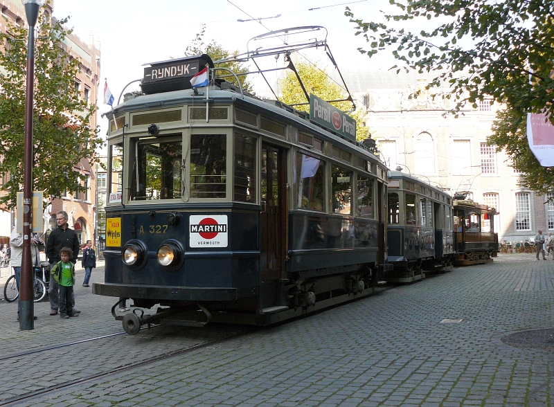 Museumstrassenbahn A327 (ex-NZH) fotografiert Kerkplein, Den Haag am 12-09-2009.