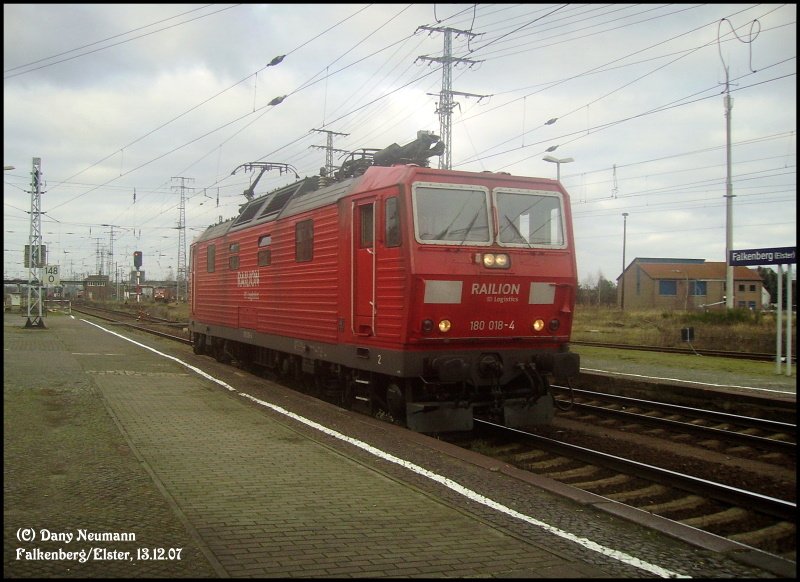 Nach Abkuppeln ihres Zuges fhrt 180 018 zurck in Richtung Dresden. Falkenberg/Elster, 13.12.07.