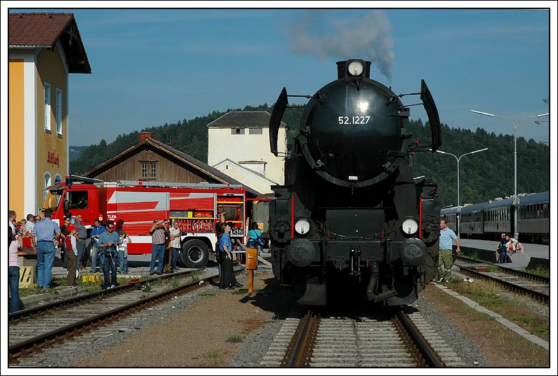 Nach der Ankunft am 22.9.2007 in Kflach mit ihrem Spz 8457 aus Graz fuhr 52.1227 vor das Bahnhofsgebude um Wasser zu fassen. 
Heute, wo es keine Wasserkrne mehr gibt, muss das die rtliche Feuerwehr erledigen.